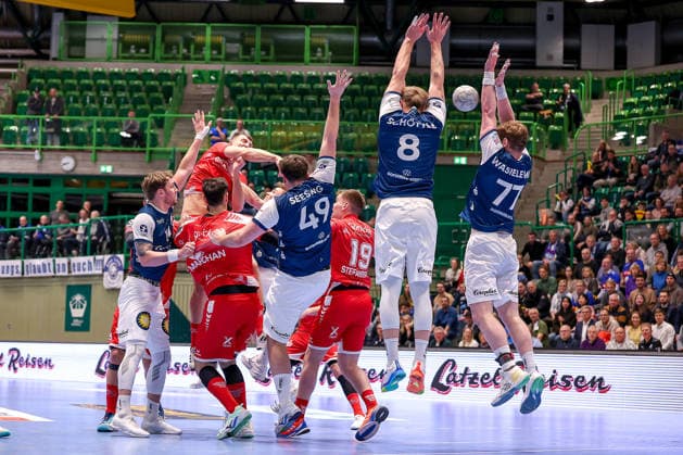 11.02.2026, Handball, 1.HBL, Bergischer HC - MT Melsungen, 20. Spieltag, Uni-Halle Wuppertal: Nico Schöttle (BHC 08) und Johannes Wasielewski (BHC 77) blocken am Kreis einen Freiwurf Nordrhein-Westfalen Deutschland