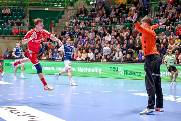 11.02.2026, Handball, 1.HBL, Bergischer HC - MT Melsungen, 20. Spieltag, Uni-Halle Wuppertal: Timo Kastening (Melsungen 73) wirft den Ball auf das Tor von Torhüter Christopher Rudeck (BHC 01) Nordrhein-Westfalen Deutschland