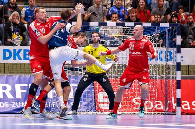 11.02.2026, Handball, 1.HBL, Bergischer HC - MT Melsungen, 20. Spieltag, Uni-Halle Wuppertal: Dainis Kristopans (Melsungen 10) und Olle Forsell-Schefvert (Melsungen 25) im Zweikampf gegen Soeren Steinhaus (BHC 53) neben Arnar Freyr Arnarsson (Melsungen 21) Nordrhein-Westfalen Deutschland