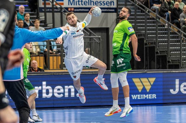 Nejc Cehte (Fuechse Berlin, ) versucht einen Dreher, Philipp Ahouansou (HSG Wetzlar, 19) kommt zu spaet GER, HSG Wetzlar vs Fuechse Berlin, Handball, 1. Bundesliga Herren, 20. Spieltag, Spielzeit 2025 2026, 11.02.2026 GER, HSG Wetzlar vs Fuechse Berlin, Handball, 1. Bundesliga Herren, 20. Spieltag, Spielzeit 2025 2026, 11.02.2026 Wetzlar Copyright: xEibner-Pressefoto GerhardxWingenx EP_GWR