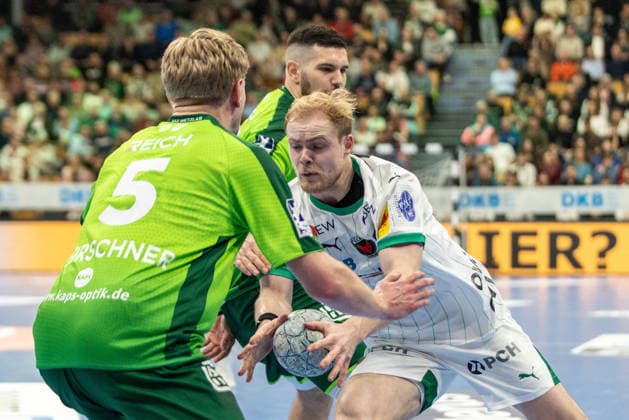 Tobias Scholberg Grondahl (Fuechse Berlin, 15) nicht zu stoppen, Tristan Kirschner (HSG Wetzlar, 05), Stefan Cavor (HSG Wetzlar, 77) GER, HSG Wetzlar vs Fuechse Berlin, Handball, 1. Bundesliga Herren, 20. Spieltag, Spielzeit 2025 2026, 11.02.2026 GER, HSG Wetzlar vs Fuechse Berlin, Handball, 1. Bundesliga Herren, 20. Spieltag, Spielzeit 2025 2026, 11.02.2026 Wetzlar Copyright: xEibner-Pressefoto GerhardxWingenx EP_GWR