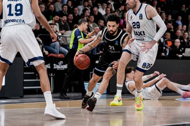 Deutschland: Basketball EuroCup Saison 2025 26 18. Spieltag Veolia Towers Hamburg vs. BAXI Manresa Inselpark Arena (Hamburg): Louis Olinde (BAXI Manresa, 19), Devon Daniels (Veolia Towers Hamburg, 21), Pierre Oriola (BAXI Manresa, 29), Louis Olinde (BAXI Manresa, 19) Copyright: xStefanxTrochax