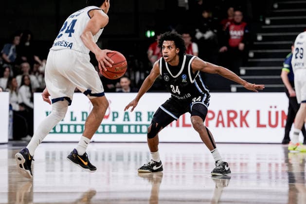 Deutschland: Basketball EuroCup Saison 2025 26 18. Spieltag Veolia Towers Hamburg vs. BAXI Manresa Inselpark Arena (Hamburg): Eli Brooks (BAXI Manresa, 24), Ross Williams (Veolia Towers Hamburg, 34), Pierre Oriola (BAXI Manresa, 29) Copyright: xStefanxTrochax