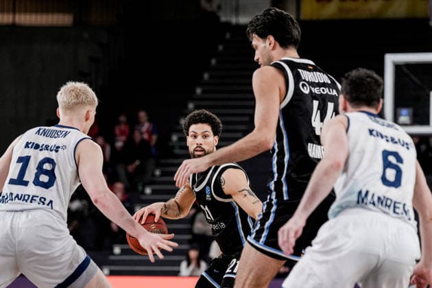 Deutschland: Basketball EuroCup Saison 2025 26 18. Spieltag Veolia Towers Hamburg vs. BAXI Manresa Inselpark Arena (Hamburg): Devon Daniels (Veolia Towers Hamburg, 21), b18, Ferran Bassas (BAXI Manresa, 6), Gustav Knudsen (BAXI Manresa, 18) Copyright: xStefanxTrochax