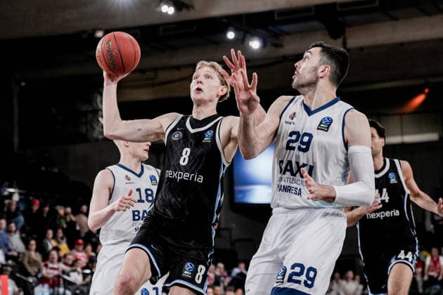 Deutschland: Basketball EuroCup Saison 2025 26 18. Spieltag Veolia Towers Hamburg vs. BAXI Manresa Inselpark Arena (Hamburg): Jared Grey (Veolia Towers Hamburg, 8), Pierre Oriola (BAXI Manresa, 29), Benedikt Turudic (Veolia Towers Hamburg, 44), Gustav Knudsen (BAXI Manresa, 18) Copyright: xStefanxTrochax