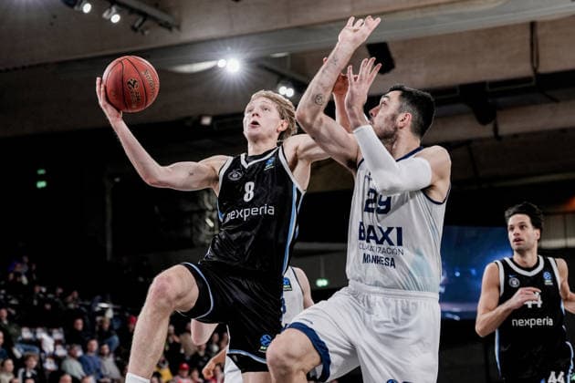 Deutschland: Basketball EuroCup Saison 2025 26 18. Spieltag Veolia Towers Hamburg vs. BAXI Manresa Inselpark Arena (Hamburg): Jared Grey (Veolia Towers Hamburg, 8), Pierre Oriola (BAXI Manresa, 29), Benedikt Turudic (Veolia Towers Hamburg, 44) Copyright: xStefanxTrochax