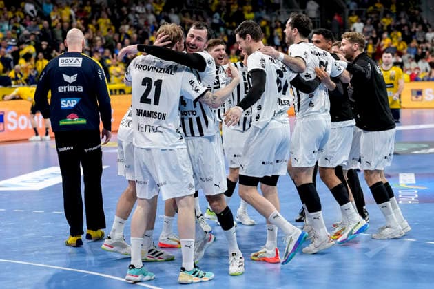 Spieler vom THW Kiel, Jubel nach dem Schlusspfiff, Freude über den Sieg, Sieger, Gewinner, jubelt, jubeln, fröhlich, positiv, freut sich, freuen, optimistisch, Highlight, Action, Aktion, 11.02.2026, Mannheim (Deutschland), Handball, Bundesliga, Rhein-Neckar Löwen - THW Kiel
