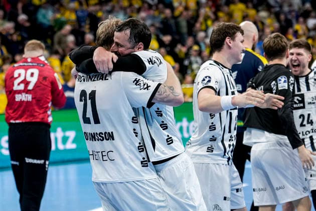 v.li.: Eric Johansson (THW, 21) und Domagoj Duvnjak (THW, 4) umarmen sich, Spieler vom THW Kiel, Jubel nach dem Schlusspfiff, Freude über den Sieg, Sieger, Gewinner, jubelt, jubeln, fröhlich, positiv, freut sich, freuen, optimistisch, Highlight, Action, Aktion, 11.02.2026, Mannheim (Deutschland), Handball, Bundesliga, Rhein-Neckar Löwen - THW Kiel