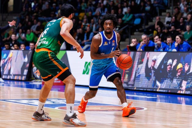 easycredit BBL, Frankfurt Skyliners - VET-CONCEPT Gladiators Trier, 11.02.2026 Isaiah Swope (Frankfurt Skyliners, 1) gegen Behnam Yakhchali (VET-CONCEPT Gladiators Trier, 8) Spiel der easycredit BBL Frankfurt Skyliners - VET-CONCEPT Gladiators Trier; am 19. Spieltag der Saison 25 26 in der Süwag Energie ARENA am 11.02.2026 Copyright: xBEAUTIFULxSPORTS Hahnex