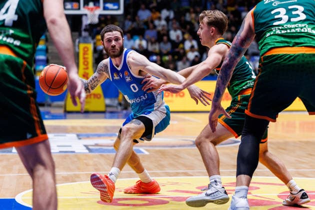 easycredit BBL, Frankfurt Skyliners - VET-CONCEPT Gladiators Trier, 11.02.2026 Logan Johnson (Frankfurt Skyliners, 0) gegen Steven Ashworth (VET-CONCEPT Gladiators Trier, 1) Spiel der easycredit BBL Frankfurt Skyliners - VET-CONCEPT Gladiators Trier; am 19. Spieltag der Saison 25 26 in der Süwag Energie ARENA am 11.02.2026 Copyright: xBEAUTIFULxSPORTS Hahnex