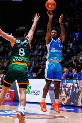 easycredit BBL, Frankfurt Skyliners - VET-CONCEPT Gladiators Trier, 11.02.2026 Isaiah Swope (Frankfurt Skyliners, 1) mit einem Distanzwurf gegen Behnam Yakhchali (VET-CONCEPT Gladiators Trier, 8) Spiel der easycredit BBL Frankfurt Skyliners - VET-CONCEPT Gladiators Trier; am 19. Spieltag der Saison 25 26 in der Süwag Energie ARENA am 11.02.2026 Copyright: xBEAUTIFULxSPORTS Hahnex