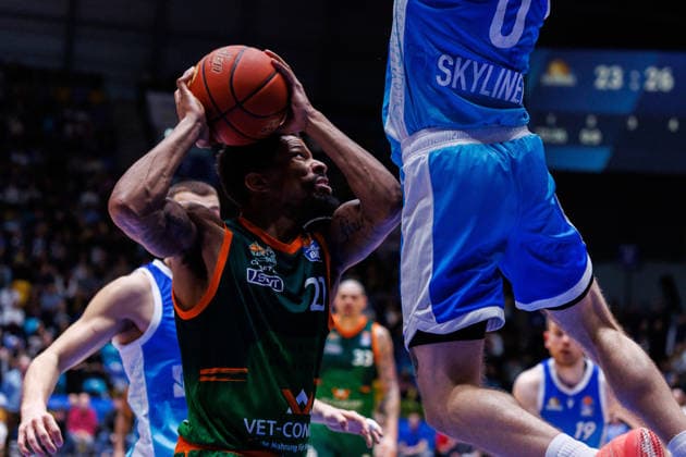 easycredit BBL, Frankfurt Skyliners - VET-CONCEPT Gladiators Trier, 11.02.2026 Urald King (VET-CONCEPT Gladiators Trier, 20) unter dem Korb gegen Logan Johnson (Frankfurt Skyliners, 0) Spiel der easycredit BBL Frankfurt Skyliners - VET-CONCEPT Gladiators Trier; am 19. Spieltag der Saison 25 26 in der Süwag Energie ARENA am 11.02.2026 Copyright: xBEAUTIFULxSPORTS Hahnex