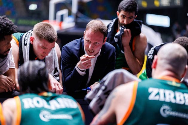 easycredit BBL, Frankfurt Skyliners - VET-CONCEPT Gladiators Trier, 11.02.2026 Jacques Schneider (VET-CONCEPT Gladiators Trier, HC) mit einer Ansprache an sein Team während eines Timeouts Spiel der easycredit BBL Frankfurt Skyliners - VET-CONCEPT Gladiators Trier; am 19. Spieltag der Saison 25 26 in der Süwag Energie ARENA am 11.02.2026 Copyright: xBEAUTIFULxSPORTS Hahnex