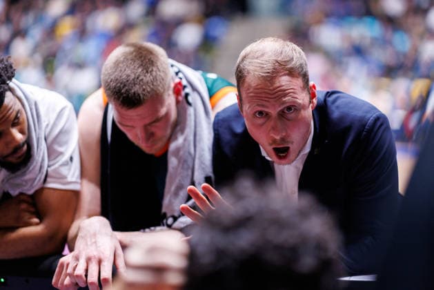 easycredit BBL, Frankfurt Skyliners - VET-CONCEPT Gladiators Trier, 11.02.2026 Jacques Schneider (VET-CONCEPT Gladiators Trier, HC) mit einer Ansprache an sein Team während eines Timeouts Spiel der easycredit BBL Frankfurt Skyliners - VET-CONCEPT Gladiators Trier; am 19. Spieltag der Saison 25 26 in der Süwag Energie ARENA am 11.02.2026 Copyright: xBEAUTIFULxSPORTS Hahnex