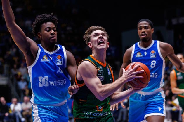 easycredit BBL, Frankfurt Skyliners - VET-CONCEPT Gladiators Trier, 11.02.2026 Steven Ashworth (VET-CONCEPT Gladiators Trier, 1) auf dem Weg zum Korb gegen Nahiem Alleyne (Frankfurt Skyliners, 4) Spiel der easycredit BBL Frankfurt Skyliners - VET-CONCEPT Gladiators Trier; am 19. Spieltag der Saison 25 26 in der Süwag Energie ARENA am 11.02.2026 Copyright: xBEAUTIFULxSPORTS Hahnex