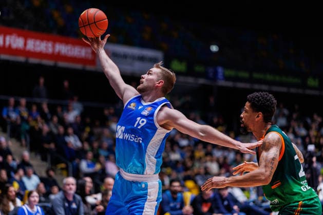 easycredit BBL, Frankfurt Skyliners - VET-CONCEPT Gladiators Trier, 11.02.2026 Till Pape (Frankfurt Skyliners, 19) gegen Urald King (VET-CONCEPT Gladiators Trier, 20) Spiel der easycredit BBL Frankfurt Skyliners - VET-CONCEPT Gladiators Trier; am 19. Spieltag der Saison 25 26 in der Süwag Energie ARENA am 11.02.2026 Copyright: xBEAUTIFULxSPORTS Hahnex