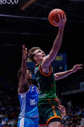 easycredit BBL, Frankfurt Skyliners - VET-CONCEPT Gladiators Trier, 11.02.2026 Steven Ashworth (VET-CONCEPT Gladiators Trier, 1) mit einem Korbleger gegen Nahiem Alleyne (Frankfurt Skyliners, 4) Spiel der easycredit BBL Frankfurt Skyliners - VET-CONCEPT Gladiators Trier; am 19. Spieltag der Saison 25 26 in der Süwag Energie ARENA am 11.02.2026 Copyright: xBEAUTIFULxSPORTS Hahnex