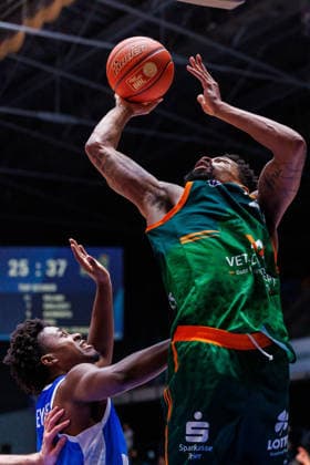 easycredit BBL, Frankfurt Skyliners - VET-CONCEPT Gladiators Trier, 11.02.2026 Urald King (VET-CONCEPT Gladiators Trier, 20) mit einem Korbleger gegen Nahiem Alleyne (Frankfurt Skyliners, 4) Spiel der easycredit BBL Frankfurt Skyliners - VET-CONCEPT Gladiators Trier; am 19. Spieltag der Saison 25 26 in der Süwag Energie ARENA am 11.02.2026 Copyright: xBEAUTIFULxSPORTS Hahnex