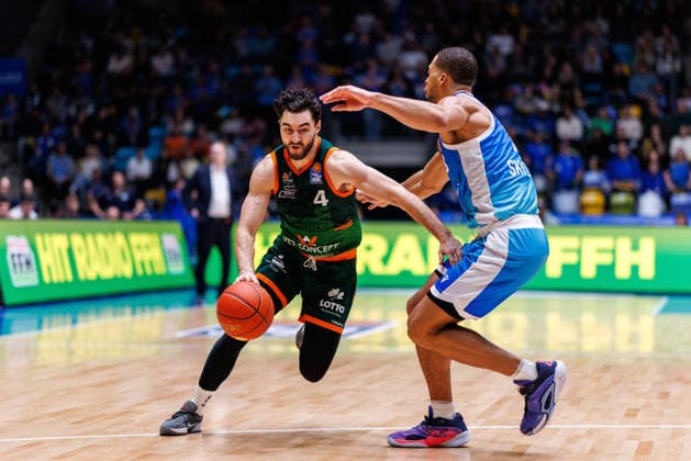 easycredit BBL, Frankfurt Skyliners - VET-CONCEPT Gladiators Trier, 11.02.2026 Clayton Guillozet (VET-CONCEPT Gladiators Trier, 4) gegen Jaedon LeDee (Frankfurt Skyliners, 13) Spiel der easycredit BBL Frankfurt Skyliners - VET-CONCEPT Gladiators Trier; am 19. Spieltag der Saison 25 26 in der Süwag Energie ARENA am 11.02.2026 Copyright: xBEAUTIFULxSPORTS Hahnex