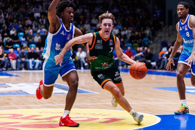 easycredit BBL, Frankfurt Skyliners - VET-CONCEPT Gladiators Trier, 11.02.2026 Isaiah Swope (Frankfurt Skyliners, 1) zieht zum Korb gegen Nahiem Alleyne (Frankfurt Skyliners, 4) Spiel der easycredit BBL Frankfurt Skyliners - VET-CONCEPT Gladiators Trier; am 19. Spieltag der Saison 25 26 in der Süwag Energie ARENA am 11.02.2026 Copyright: xBEAUTIFULxSPORTS Hahnex