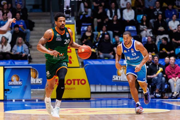 easycredit BBL, Frankfurt Skyliners - VET-CONCEPT Gladiators Trier, 11.02.2026 Urald King (VET-CONCEPT Gladiators Trier, 20) mit dem Ball im Spielaufbau Spiel der easycredit BBL Frankfurt Skyliners - VET-CONCEPT Gladiators Trier; am 19. Spieltag der Saison 25 26 in der Süwag Energie ARENA am 11.02.2026 Copyright: xBEAUTIFULxSPORTS Hahnex