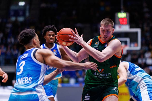 easycredit BBL, Frankfurt Skyliners - VET-CONCEPT Gladiators Trier, 11.02.2026 Marten Linßen (VET-CONCEPT Gladiators Trier, 12) gegen Garai Zeeb (Frankfurt Skyliners, 3) Spiel der easycredit BBL Frankfurt Skyliners - VET-CONCEPT Gladiators Trier; am 19. Spieltag der Saison 25 26 in der Süwag Energie ARENA am 11.02.2026 Copyright: xBEAUTIFULxSPORTS Hahnex