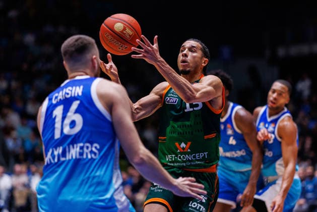 easycredit BBL, Frankfurt Skyliners - VET-CONCEPT Gladiators Trier, 11.02.2026 Jordan Roland (VET-CONCEPT Gladiators Trier, 15) gegen Radii Caisin (Frankfurt Skyliners, 16) Spiel der easycredit BBL Frankfurt Skyliners - VET-CONCEPT Gladiators Trier; am 19. Spieltag der Saison 25 26 in der Süwag Energie ARENA am 11.02.2026 Copyright: xBEAUTIFULxSPORTS Hahnex