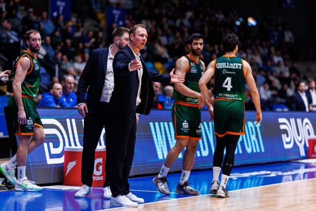 easycredit BBL, Frankfurt Skyliners - VET-CONCEPT Gladiators Trier, 11.02.2026 Jacques Schneider (VET-CONCEPT Gladiators Trier, HC) kassiert ein technisches Foul und zweifelt die Entscheidung der Schiedsrichter an Spiel der easycredit BBL Frankfurt Skyliners - VET-CONCEPT Gladiators Trier; am 19. Spieltag der Saison 25 26 in der Süwag Energie ARENA am 11.02.2026 Copyright: xBEAUTIFULxSPORTS Hahnex