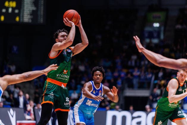 easycredit BBL, Frankfurt Skyliners - VET-CONCEPT Gladiators Trier, 11.02.2026 Clayton Guillozet (VET-CONCEPT Gladiators Trier, 4) mit einem Distanzwurf Spiel der easycredit BBL Frankfurt Skyliners - VET-CONCEPT Gladiators Trier; am 19. Spieltag der Saison 25 26 in der Süwag Energie ARENA am 11.02.2026 Copyright: xBEAUTIFULxSPORTS Hahnex