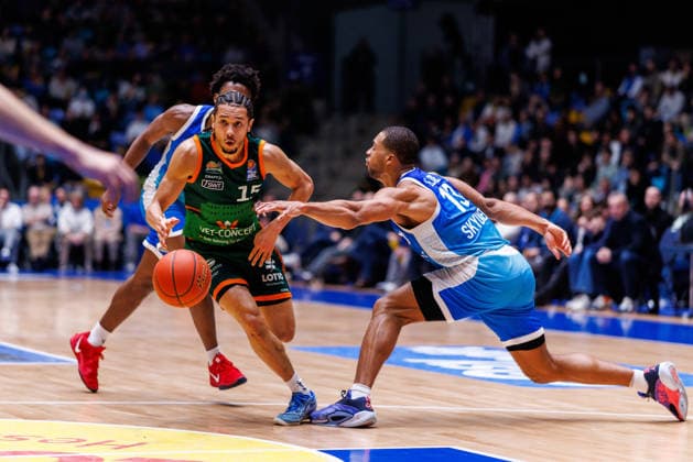 easycredit BBL, Frankfurt Skyliners - VET-CONCEPT Gladiators Trier, 11.02.2026 Jordan Roland (VET-CONCEPT Gladiators Trier, 15) zieht an Jaedon LeDee (Frankfurt Skyliners, 13) vorbei Spiel der easycredit BBL Frankfurt Skyliners - VET-CONCEPT Gladiators Trier; am 19. Spieltag der Saison 25 26 in der Süwag Energie ARENA am 11.02.2026 Copyright: xBEAUTIFULxSPORTS Hahnex