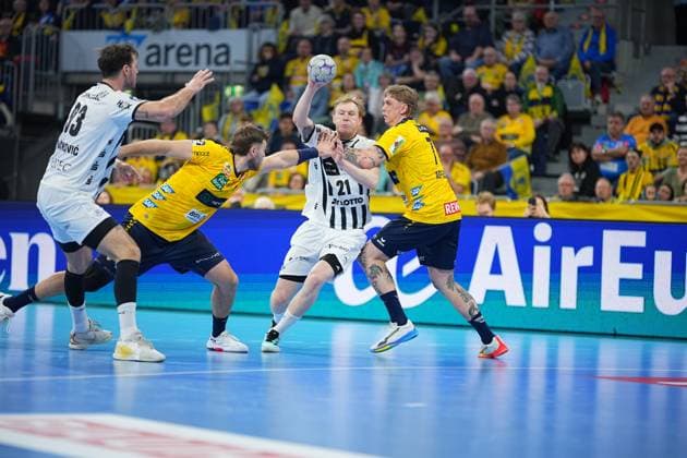 RECORD DATE NOT STATED Szene mit Eric Johansson (21; THW Kiel), Robert Timmermeister (7; Rhein Neckar Löwen) und 1; Rhein Neckar Löwen Rhein Neckar Löwen vs THW Kiel