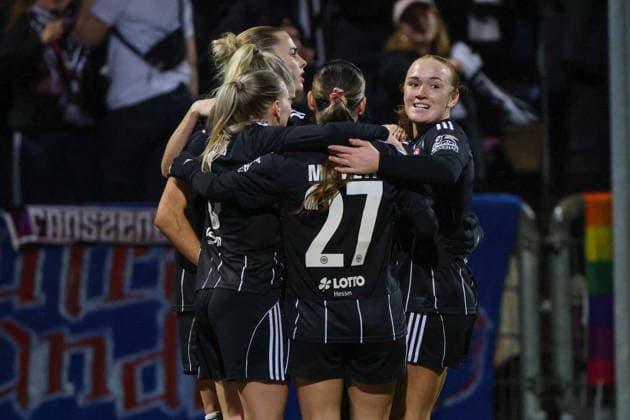 Frankfurt, Deutschland 11. Februar 2026: Europacup Frauen - 2025 2026 - 1 4 Finale - Eintracht Frankfurt vs. FC Nordsjaelland Im Bild: v.li. die Zweite Torschützin Rebecka Blomqvist (SGE) macht das Tor zum 2:0 für Eintracht Frankfurt und jubelt mit ihren Mannschaftskolleginnen Stadion am Bretanobad Hessen Copyright: xFotostandx xFantinix