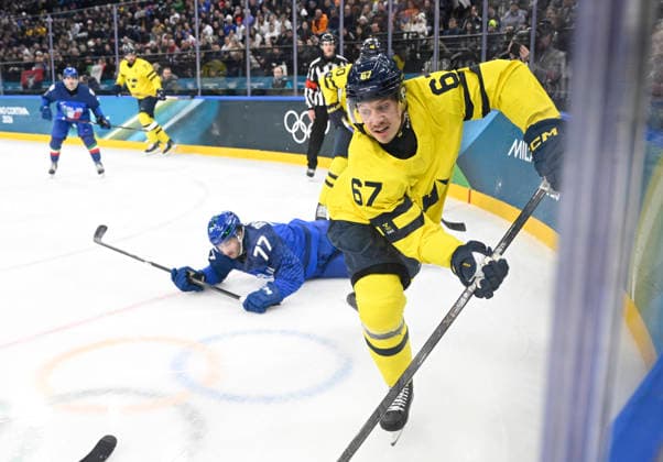 MILAN, ITALY 20260211 Sweden s Rickard Rakell and Italy s Gregory di Tomaso on the ice during the Ice hockey, Eishockey match in Group B between Sweden and Italy at the Santagiulia Arena during the Milan Olympics. *** The image is included in the SPORTS PACKAGE. For others PAID IMAGE *** MILANO ITALY x10070x *** MILAN, ITALY 20260211 Sweden s Rickard Rakell and Italy s Gregory di Tomaso on the ice during the ice hockey match in Group B between Sweden and Italy at the Santagiulia Arena during the Milan Olympics The image is included in the SPORTS PACKAGE For others PAID IMAGE MILANO ITALY x10070x  Copyright: xJessicaxGow TTx 2026 OLYMPICS ICE HOCKEY SWEDEN-ITALY