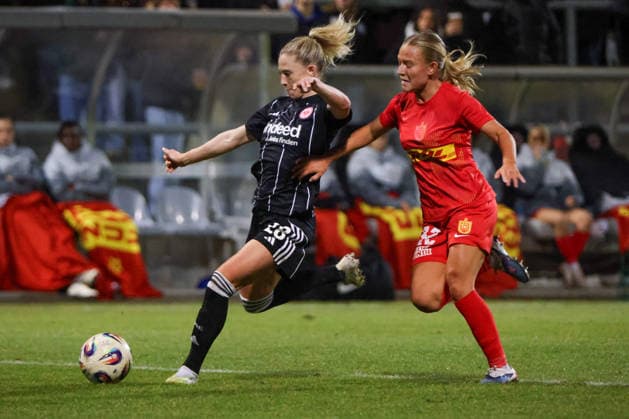 Frankfurt, Deutschland 11. Februar 2026: Europacup Frauen - 2025 2026 - 1 4 Finale - Eintracht Frankfurt vs. FC Nordsjaelland Im Bild: v.li. im Zweikampf Rebecka Blomqvist (Frankfurt) und Astrid Engsig-Karup (FCN) Stadion am Bretanobad Hessen Copyright: xFotostandx xFantinix