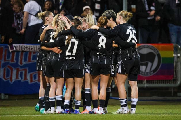 Frankfurt, Deutschland 11. Februar 2026: Europacup Frauen - 2025 2026 - 1 4 Finale - Eintracht Frankfurt vs. FC Nordsjaelland Im Bild: v.li. die Zweite Torschützin Rebecka Blomqvist (SGE), verdeckt im Bild, macht das Tor zum 2:0 für Eintracht Frankfurt und jubelt mit ihren Mannschaftskolleginnen Stadion am Bretanobad Hessen Copyright: xFotostandx xFantinix