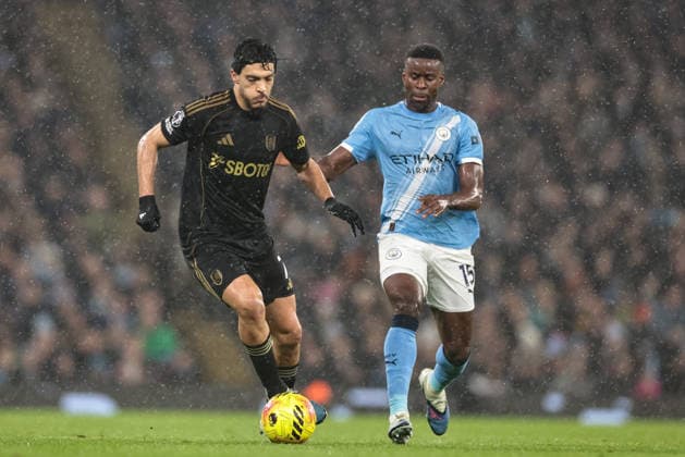 Premier League Manchester City v Fulham Raul Jimenez of Fulham breaks with the ball tracked by Marc Guehi of Manchester City during the Premier League match Manchester City vs Fulham at Etihad Stadium, Manchester, United Kingdom on 11 February 2026 (Photo by Mark Cosgrove News Images) Manchester Etihad Stadium Greater Manchester United, ManU Kingdom Copyright: xMarkxCosgrove NewsxImagesx