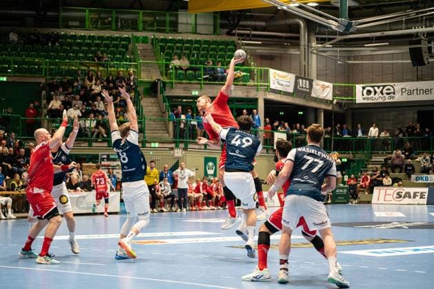 Szene mit Uladzislau Kulesh (20; MT Melsungen), Nico Schöttle (8; Bergischer HC), Aron Seesing (49; Bergischer HC) und Johannes Wasielewski (77; Bergischer HC) im Spiel zwischen Bergischer HC und MT Melsungen in der DAIKIN HBL am 20. Spieltag in Wuppertal. Szene mit Uladzislau Kulesh (20; MT Melsungen) und Aron Seesing (49; Bergischer HC)