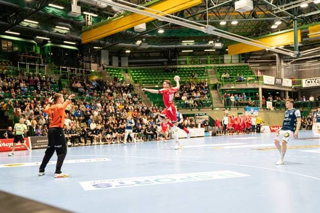 Szene mit Florian Drosten (18, MT Melsungen), Christopher Rudeck (1, Bergischer HC) und Julian Fuchs (46, Bergischer HC). Florian Drosten (18, MT Melsungen) mit Torversuch im Spiel zwischen Bergischer HC und MT Melsungen in der DAIKIN HBL am 20. Spieltag in Wuppertal. Florian Drosten (18, MT Melsungen) in Aktion