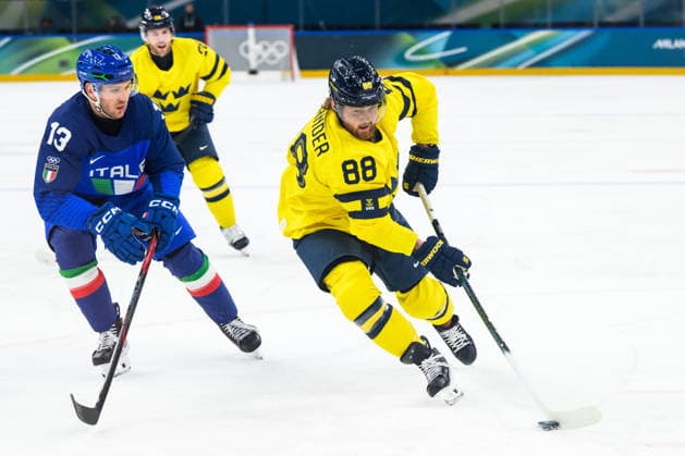 260211 Matt Bradley of Italy and William Nylander of Sweden in the men s Ice hockey, Eishockey game between Sweden and Italy during day 5 of the 2026 Winter Olympics on February 11, 2026 in Milan. Photo: Carl Sandin BILDBYRAN kod CS CS0870 ishockey ice hockey Olympic Games, Olympische Spiele, Olympia, OS olympics winter olympics os ol olympiska spel vinter-os olympiske leker milano cortina 2026 milan cortina 2026 milano cortina 2026 olympic games milano cortina 2026 winter olympic games milano cortina-os milano cortina-ol vinter-ol 5 bbeng sverige sweden italien italy *** 260211 Matt Bradley of Italy and William Nylander of Sweden in the men s ice hockey game between Sweden and Italy during day 5 of the 2026 Winter Olympics on February 11, 2026 in Milan Photo Carl Sandin BILDBYRAN kod CS CS0870 ishockey ice hockey olympic games olympics winter olympics os ol olympiska spel vinter os olympiske leker milano cortina 2026 milan cortina 2026 milano cortina 2026 olympic games milano cortina 2026 winter olympic games milano cortina os milano cortina ol vinter ol 5 bbeng sverige sweden italien italy  Copyright: CARLxSANDIN BB260211CS135