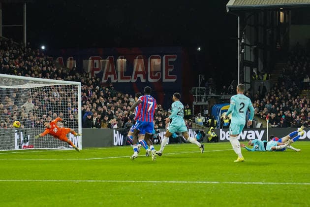 Crystal Palace v Burnley, Premier League Jörgen Strand Larsen of Crystal Palace scoring his goal to make it 2-0 during the Crystal Palace v Burnley Premier League match at Selhurst Park, London, England on 11 February 2026 Credit: Dylan Hepworth Every Second Media Editorial use only. All images are copyright Every Second Media Limited. No images may be reproduced without prior permission. All rights reserved. Premier League and Football League images are subject to licensing agreements with Football DataCo Limited. see https: www.football-dataco.com Copyright: xIMAGO EveryxSecondxMediax ESM-1798-0040 DylanxHepworthx xEveryxSecondxMediax