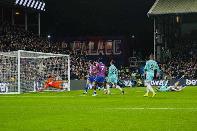 Crystal Palace v Burnley, Premier League Jörgen Strand Larsen of Crystal Palace scoring his goal to make it 2-0 during the Crystal Palace v Burnley Premier League match at Selhurst Park, London, England on 11 February 2026 Credit: Dylan Hepworth Every Second Media Editorial use only. All images are copyright Every Second Media Limited. No images may be reproduced without prior permission. All rights reserved. Premier League and Football League images are subject to licensing agreements with Football DataCo Limited. see https: www.football-dataco.com Copyright: xIMAGO EveryxSecondxMediax ESM-1798-0041 DylanxHepworthx xEveryxSecondxMediax