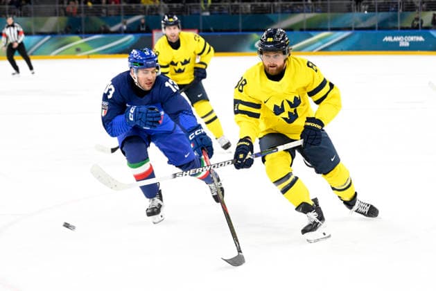 MILANO, ITALIEN 20260211 Italiens Matt Bradley mot Sveriges William Nylander under ishockeymatchen i grupp B mellan Sverige och Italien i Santagiulia Arena under OS i Milano. *** Bilden ingar i SPORTPAKET. För övriga BETALBILD *** MILANO ITALIEN x10070x *** MILANO, ITALY 20260211 Italys Matt Bradley against Swedens William Nylander during the Group B ice hockey match between Sweden and Italy at the Santagiulia Arena during the Milan Olympics Picture in SPORTPAKET For others PAYPICTURE MILANO ITALY x10070x  Copyright: xJessicaxGow TTx OS 2026 ISHOCKEY SVERIGE-ITALIEN
