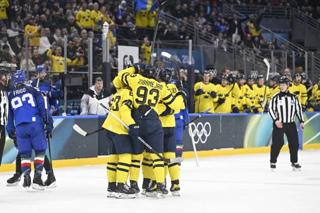 MILAN, ITALY 20260211 Jubilation in Tre kronor after goal by 92 Gabriel Landeskog equalizes to 1-1- during the Ice hockey, Eishockey match in group B between Sweden and Italy at Santagiulia Arena during the Olympics in Milan. *** The image is included in the SPORTS PACKAGE. For others PAYMENT IMAGE *** MILANO ITALY x10070x *** MILAN, ITALY 20260211 Jubilation in Tre kronor after goal by 92 Gabriel Landeskog equalizes to 1 1 during the ice hockey match in group B between Sweden and Italy at Santagiulia Arena during the Olympics in Milan The image is included in the SPORTS PACKAGE For others PAYMENT IMAGE MILANO ITALY x10070x  Copyright: xJessicaxGow TTx 2026 OLYMPICS ICE HOCKEY SWEDEN-ITALY