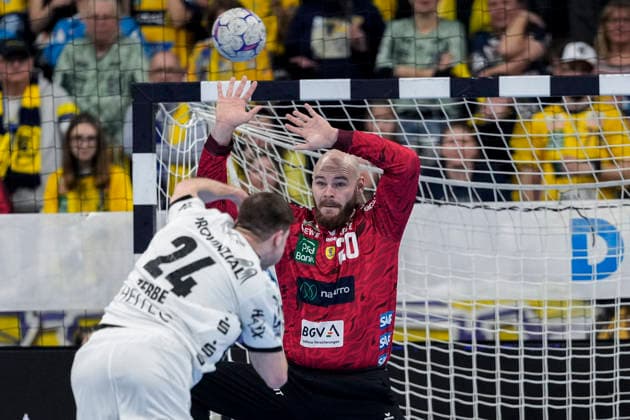 v.li.: Lukas Zerbe (THW, 24), Mike Jensen (Torwart, RNL, 20), beim Siebenmeter, 7-Meter, Strafwurf, Spielszene, Action, Aktion, 11.02.2026, Mannheim (Deutschland), Handball, Bundesliga, Rhein-Neckar Löwen - THW Kiel