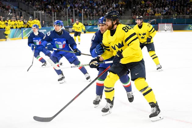 MILAN, ITALY 20260211 Italy s Matt Bradley against Sweden s William Nylander during the Ice hockey, Eishockey match in Group B between Sweden and Italy at Santagiulia Arena during the Olympic Games, Olympische Spiele, Olympia, OS in Milan. *** The image is included in the SPORTS PACKAGE. For others PAID IMAGE *** MILANO ITALY x10070x *** MILAN, ITALY 20260211 Italy s Matt Bradley against Sweden s William Nylander during the ice hockey match in Group B between Sweden and Italy at Santagiulia Arena during the Olympic Games in Milan The image is included in the SPORTS PACKAGE For others PAID IMAGE MILANO ITALY x10070x  Copyright: xJessicaxGow TTx 2026 OLYMPICS ICE HOCKEY SWEDEN-ITALY