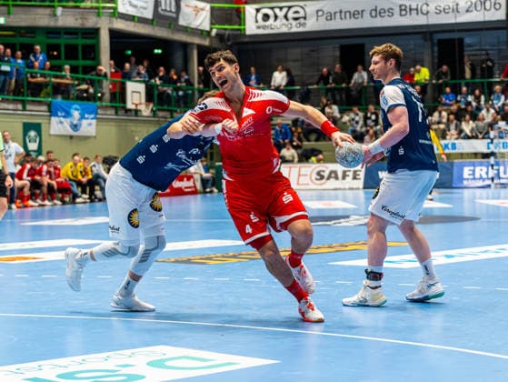 Nikolaj Enderleit (MT Melsungen, 04) im Zweikampf gegen Gerdas Babarskas (Bergischer HC, 14) Bergischer HC vs. MT Melsungen, Handball, 1. Bundesliga, 20. Spieltag, Saison 2025 2026, 11.02.2026 Bergischer HC vs. MT Melsungen, Handball, 1. Bundesliga, 20. Spieltag, Saison 2025 2026, 11.02.2026 Wuppertal Copyright: xEibner-Pressefoto DamianxKruczynx EP_DKI