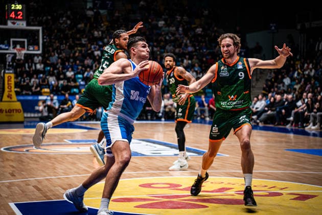 11.02.2026, xhfmx, Basketball easyCredit BBL Bundesliga, Frankfurt Skyliners - VET-CONCEPT Gladiators Trier v.l. Ryan Hawkins (Skyliners Frankfurt), Marco Hollersbacher (VET-Concept Gladiators Trier) (DFL DFB REGULATIONS PROHIBIT ANY USE OF PHOTOGRAPHS as IMAGE SEQUENCES and or QUASI-VIDEO) Frankfurt am Main