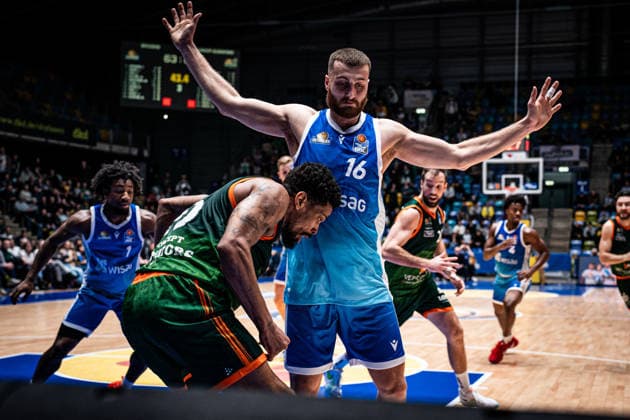 11.02.2026, xhfmx, Basketball easyCredit BBL Bundesliga, Frankfurt Skyliners - VET-CONCEPT Gladiators Trier v.l. Urald King (VET-Concept Gladiators Trier), Radii Caisin (Skyliners Frankfurt) (DFL DFB REGULATIONS PROHIBIT ANY USE OF PHOTOGRAPHS as IMAGE SEQUENCES and or QUASI-VIDEO) Frankfurt am Main