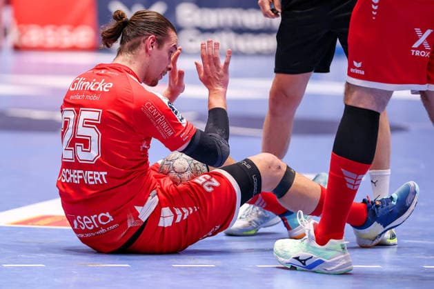 11.02.2026, Handball, 1.HBL, Bergischer HC - MT Melsungen, 20. Spieltag, Uni-Halle Wuppertal: Olle Forsell-Schefvert (Melsungen 25) sitzt enttäuscht Enttäuschung auf dem Spielfeld Nordrhein-Westfalen Deutschland