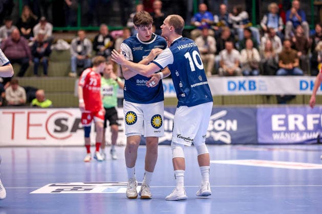 11.02.2026, Handball, 1.HBL, Bergischer HC - MT Melsungen, 20. Spieltag, Uni-Halle Wuppertal: Soeren Steinhaus (BHC 53) jubelnd neben Fynn Hangstein (BHC 10) Nordrhein-Westfalen Deutschland